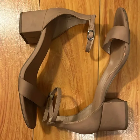 Merona nude comfy low block heels. - Picture 2 of 4
